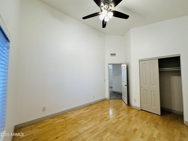 Building Photo - 2110 E Enrose Cir