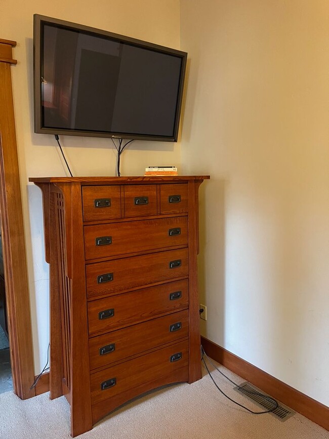 Building Photo - Luxury Mountain Residence — Premier 6-Month Winter Lease Near Canyon Lodge