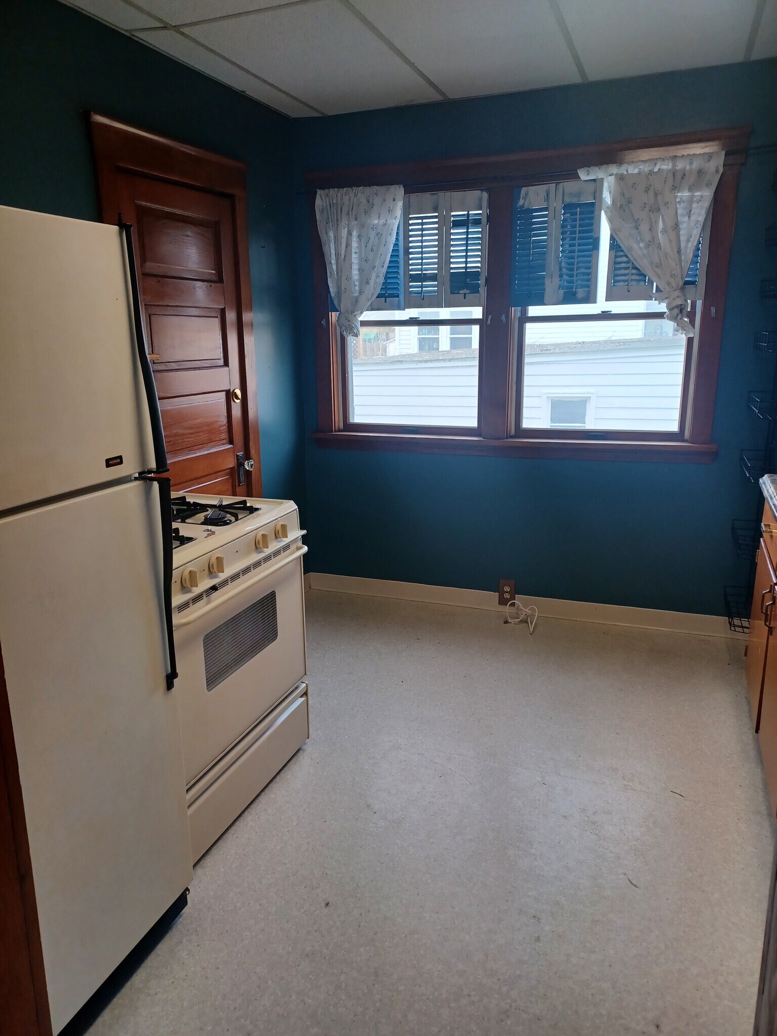 kitchen - 17405 Woodford Ave