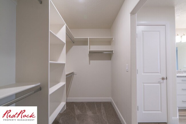 Building Photo - Modern Townhome in Desirable Hurricane Hei...
