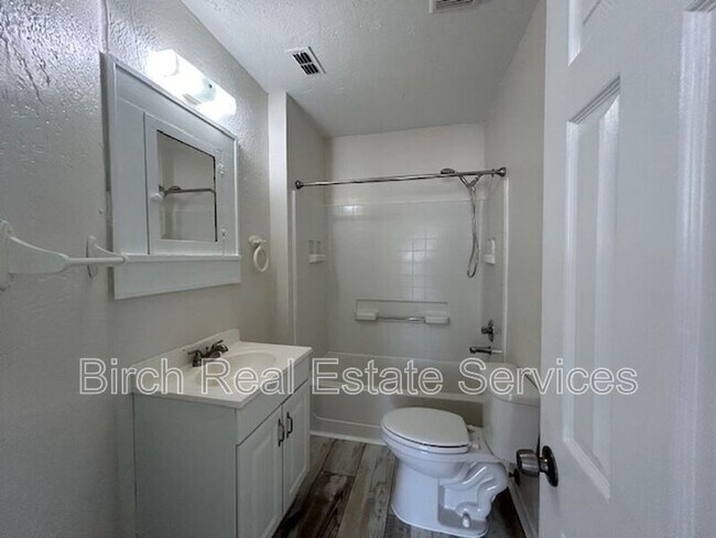 Building Photo - 837 10th Ave N