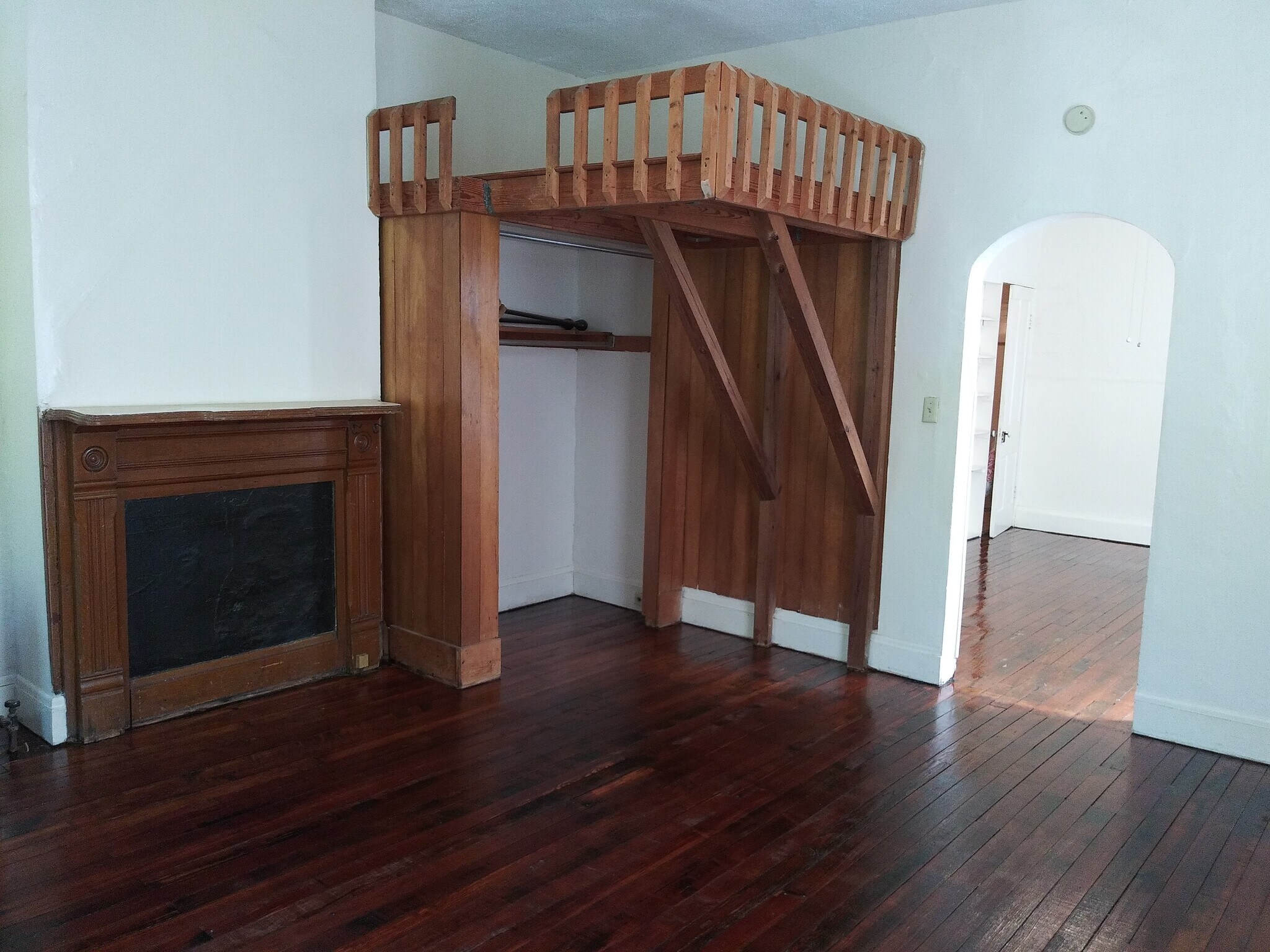 Building Photo - 2232 Ravine St