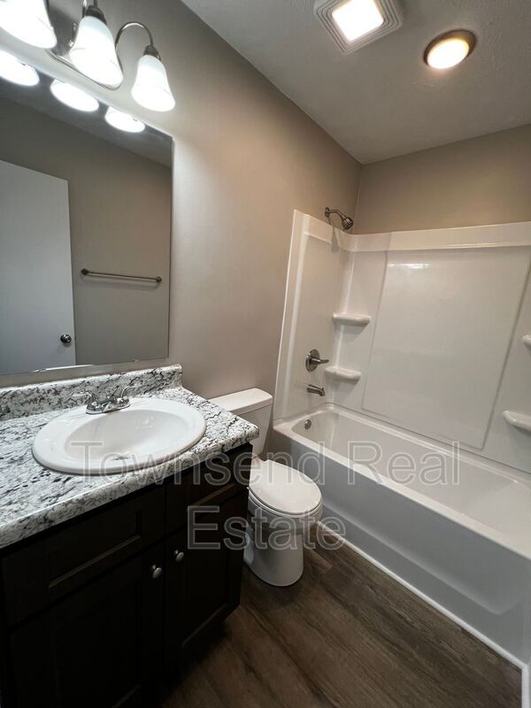 Building Photo - 1437 Ireland Dr