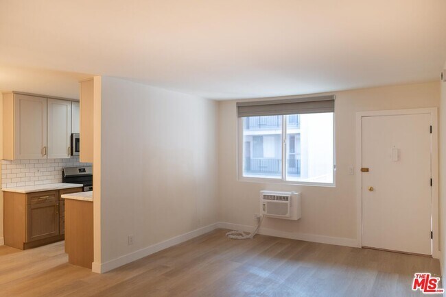 Building Photo - 860 S Kingsley Dr