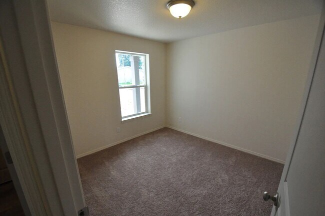 Building Photo - 3BD/2BA Single Level Home located in the d...