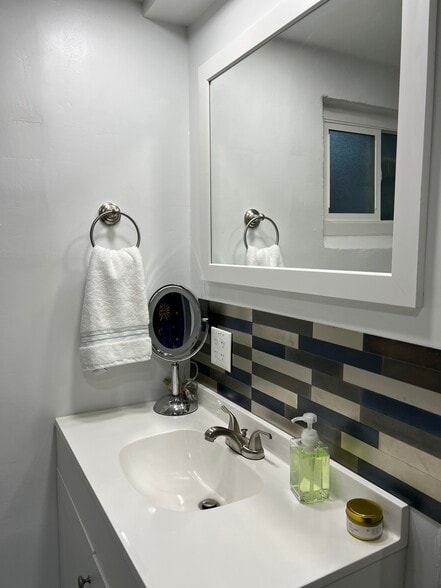 Building Photo - 2696 S Melbourne St