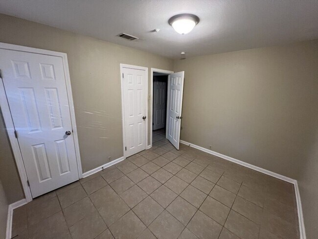 Building Photo - 3280 Crestaire Dr