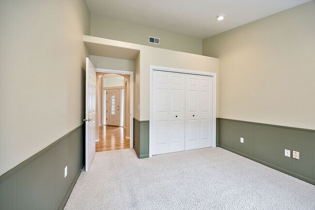 Building Photo - Alder Creek Estates Home available**Gated Community**Minutes from Rogue Regional Medical Center o...