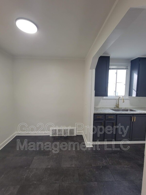 Building Photo - 19945 Greenview Ave