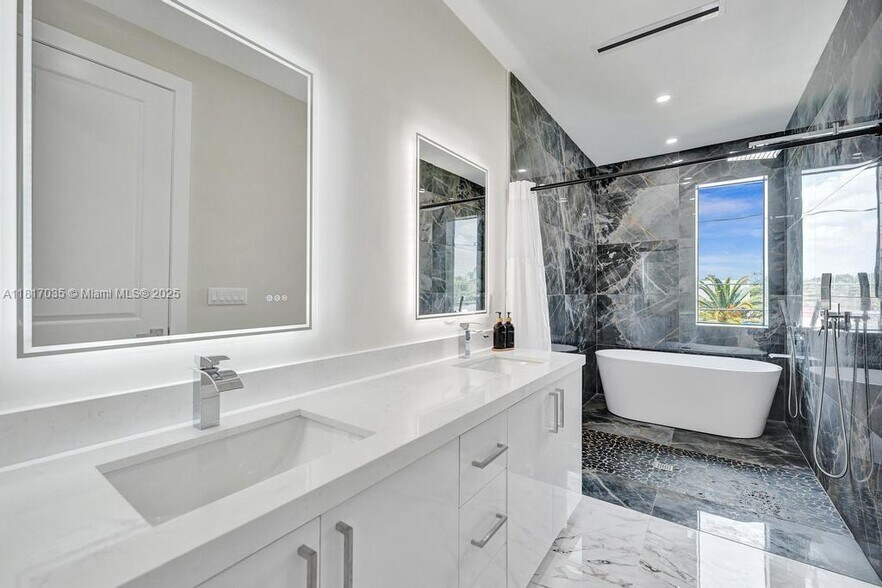 Building Photo - 1101 NE 16th Ter