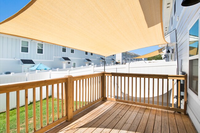 Building Photo - 3 bed gated community home with community ...