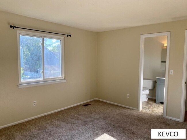 Building Photo - Beautiful Three Bedroom Home!