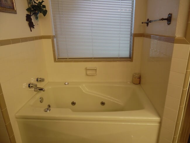 Building Photo - 2602 Ashley Dr