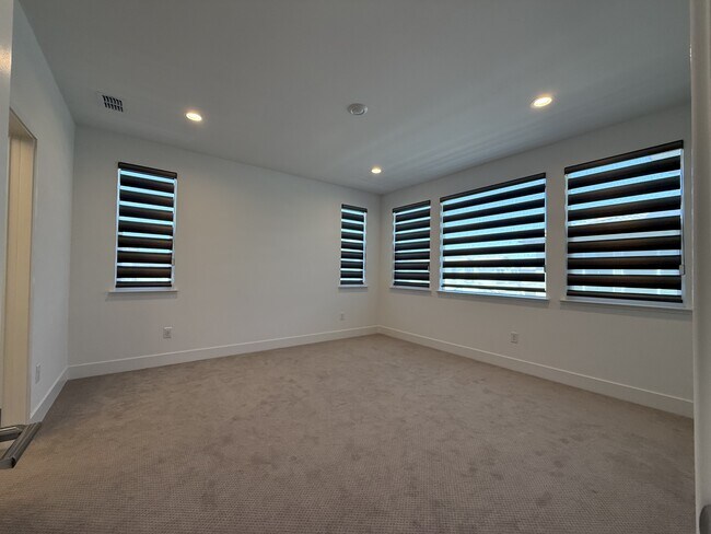Building Photo - 64 E Frost Dr