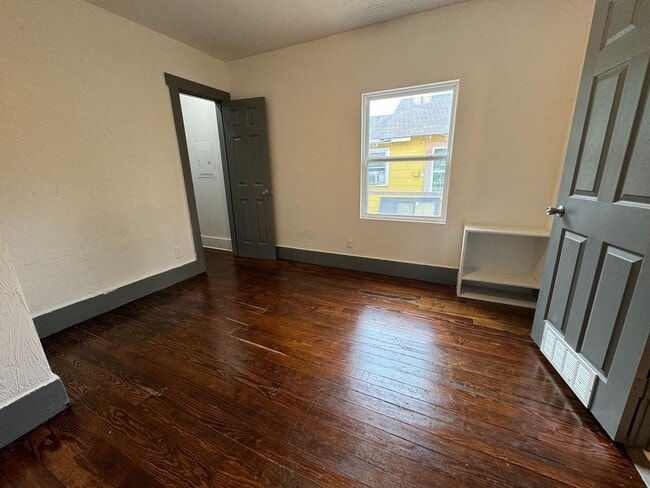 Building Photo - Cute 2 bedroom 2 bathroom home!