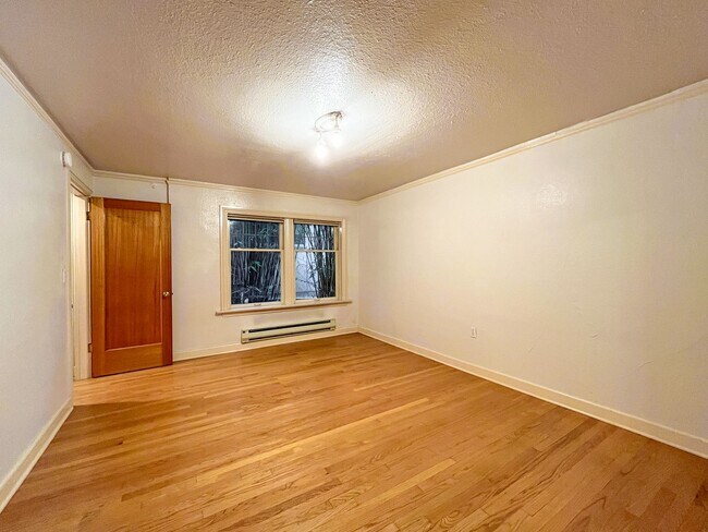 Building Photo - Charming 1bd/1bth U-District Condo, $1,550...