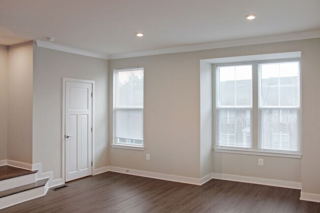 Building Photo - 2061 Lockwood Dr