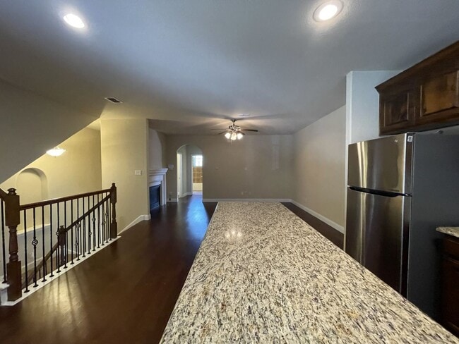 Building Photo - 2650 Venice Dr
