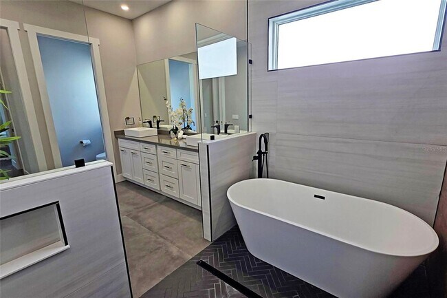 Building Photo - Bold Contemporary Sarasota Luxury Home. 4 Beds/ 4 Baths. Private Pool and Summer Grill.