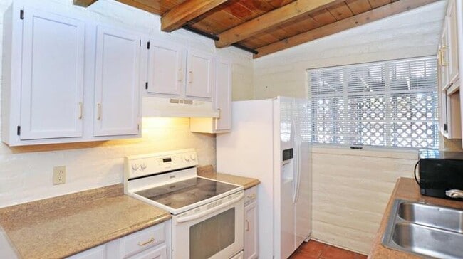 Building Photo - 4 bedroom/2 bath home on large lot near Alvernon/Grant!