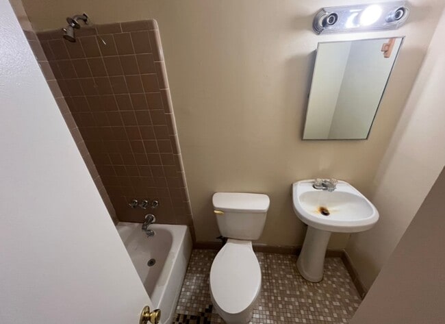 Building Photo - 3012 Pinewood Dr