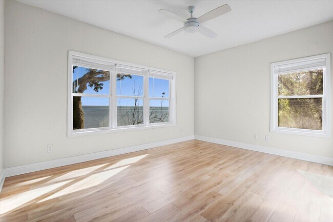 Building Photo - BAY FRONT LIVING