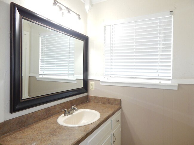 Building Photo - South Tyler, Beautiful 3 Bedroom, 2 Bath Home with RV Parking!