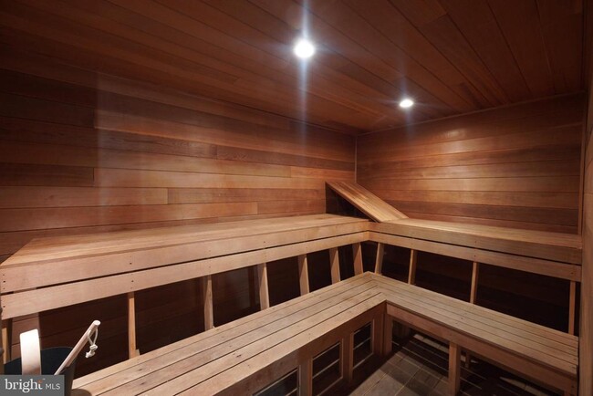 Building Photo - 4600 S Four Mile Run Dr