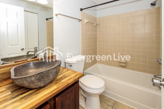 Building Photo - 112 N Donar Dr