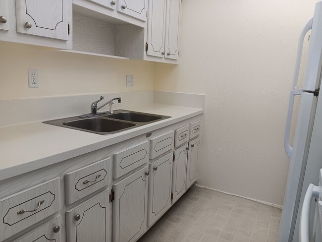 Building Photo - Sunny suite is SWEET in north St Pete - 2/...
