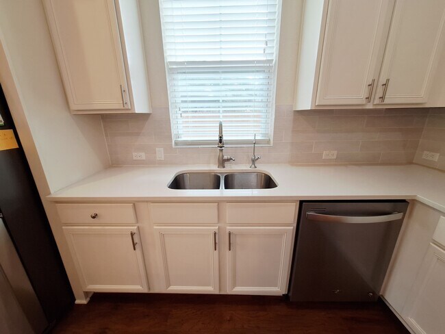 Building Photo - 4562 Katherine Dr