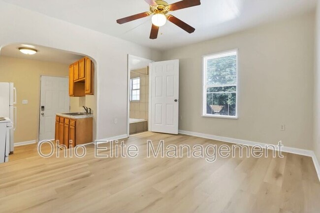 Building Photo - 347 1/2 E Welch Ave