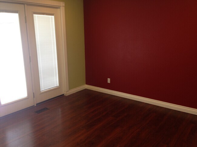 Building Photo - Holladay T/Home in Beautiful Garden Setting