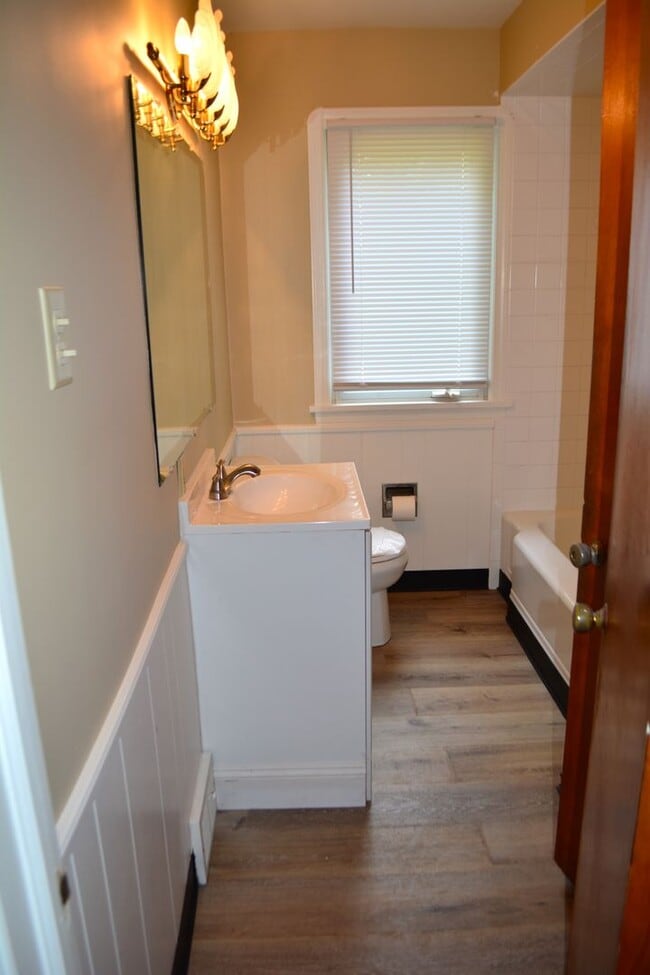 Building Photo - Charming 2-Bedroom Home in Fairview Park