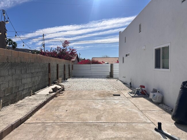 Building Photo - 9762 Palm Dr