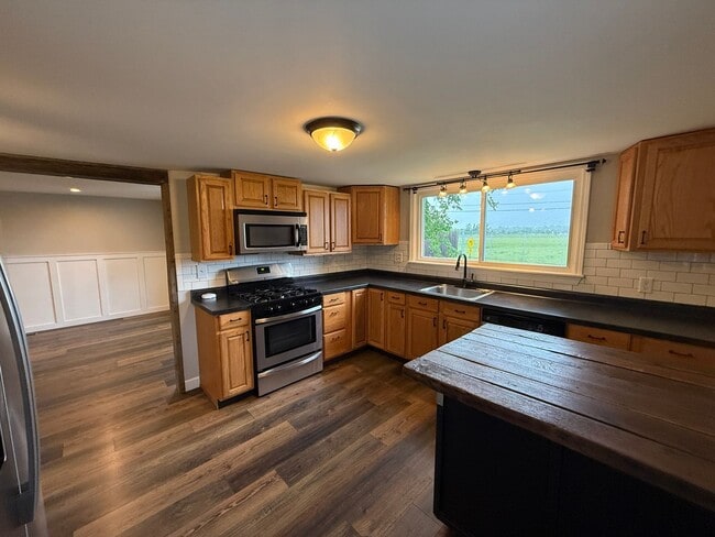 Building Photo - Charming Cape Cod Near Airport with Modern...