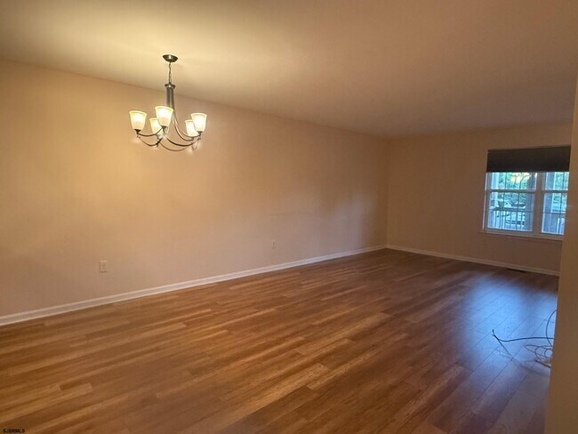 Building Photo - 551 London Ct