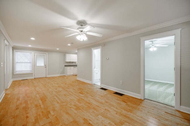 Building Photo - Cottage One-story Condo - Lease through July