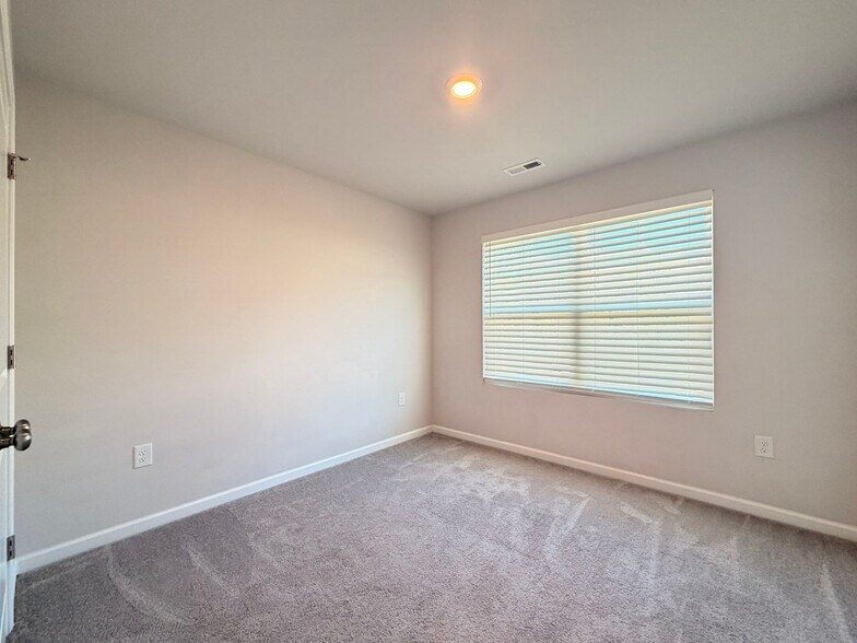 Building Photo - 400 Hazy Hills Ln