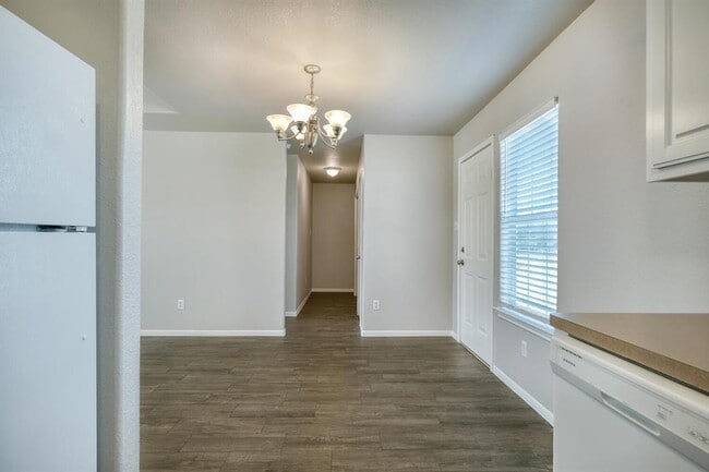 Building Photo - 750 Fallen Oak Dr