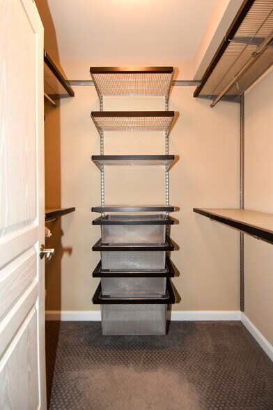 Building Photo - 2602 S Kenmore Ct