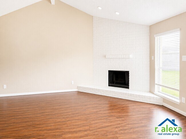 Building Photo - 3038 Mosby Dr