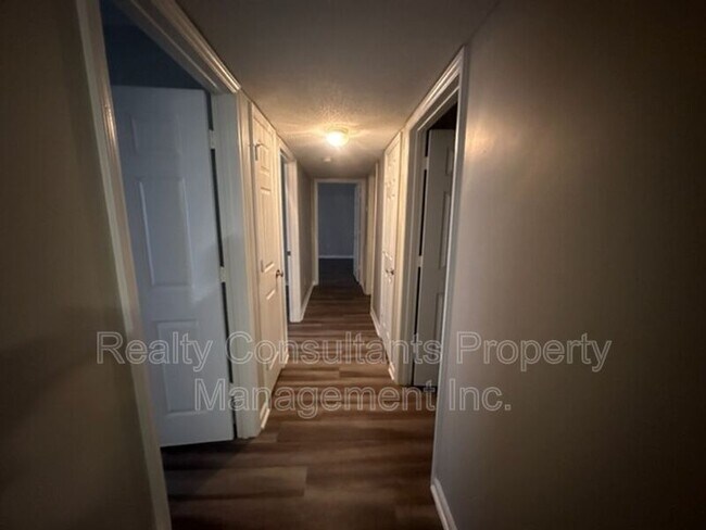 Building Photo - 800 Folly Ct