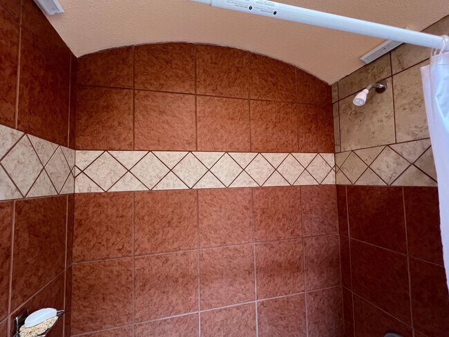 Building Photo - Exceptional Rental in Great Locale