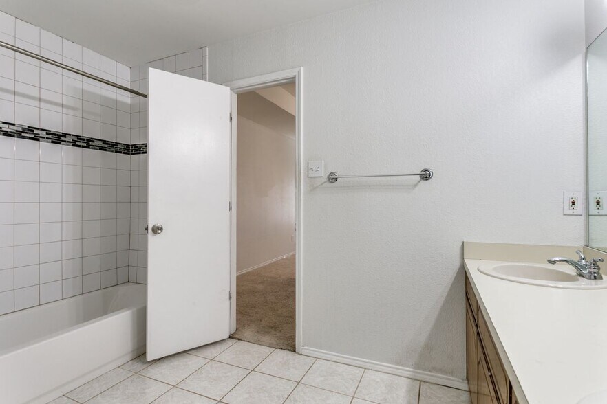 Building Photo - 215 Meadowbrook Ln