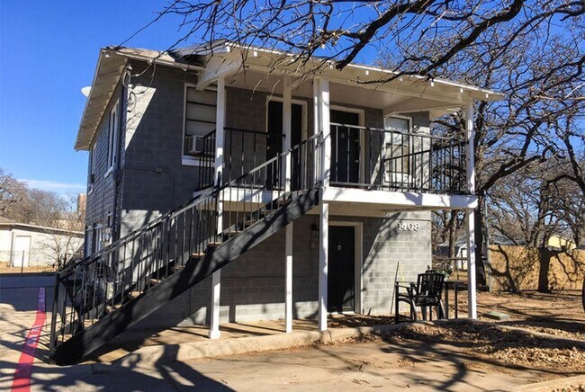 Building Photo - Walking Distance to UNT