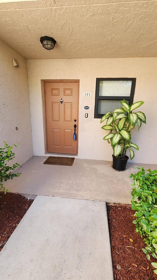 Building Photo - 15710 E Waterside Cir