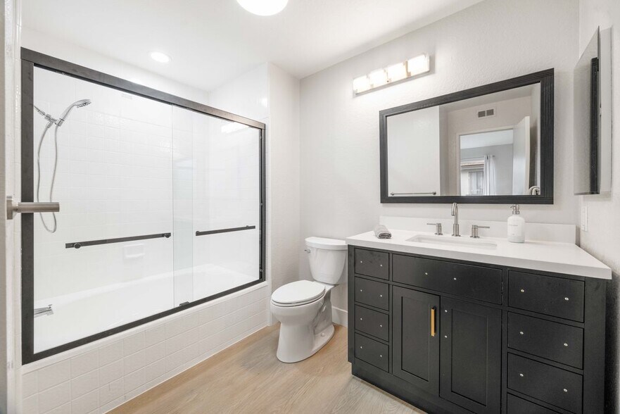 Building Photo - 2 Summerset