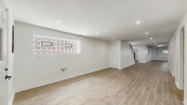 Building Photo - 6429 S California Ave