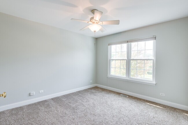 Building Photo - 806 Woodewind Dr
